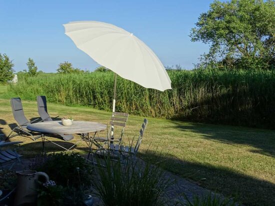 Die Südterrasse der Ferienwohnung auf Fehmarn unter dem Dach