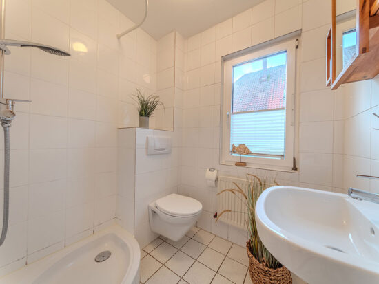 Das Bad der Ferienwohnung auf Fehmarn im Erdgeschoss