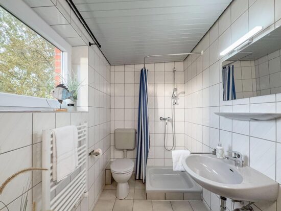 Das Bad der Ferienwohnung auf Fehmarn im Reetdach-Häuschen