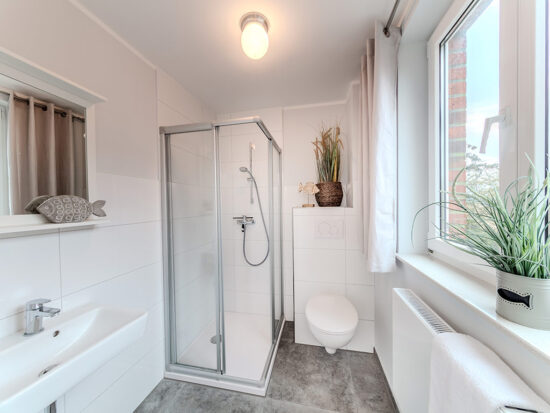 Das Bad der Ferienwohnung auf Fehmarn unter dem Dach