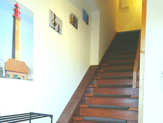 Die Treppe zur Ferienwohnung auf Fehmarn unter dem Dach
